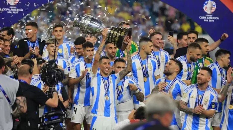 ngel Di Mara fue invitado por la Seleccin argentina para llevar la Copa Amrica al Monumental.