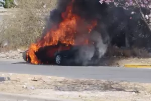 Incendio consumi por completo un automvil