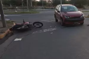 Avda. Bicentenario: motociclista lesionado por un choque