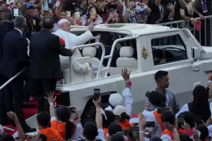 Francisco culmina su gira en Indonesia con un bao de masas y con una importante declaracin