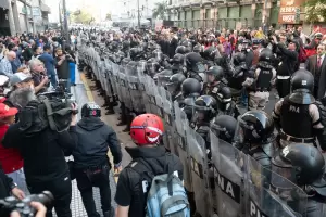 "Haba jubilados jvenes con caras tapadas", dijo Franco justificando el operativo