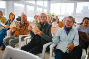 Salud entreg plantillas para adultos mayores