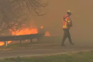 Incendios forestales: las llamas alcanzan los 10 metros en Crdoba y hay un bombero en terapia intensiva