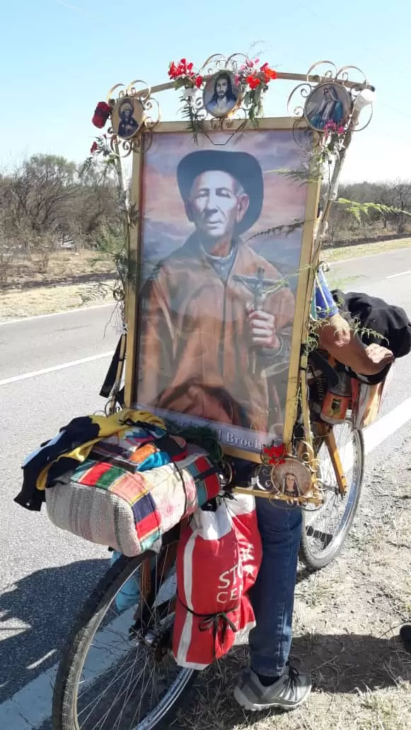 el angel de la bici de madera