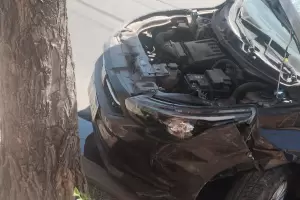 Perdi el control de su auto y termin chocando contra un cordn cuneta y un rbol