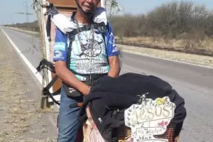 Con 70 aos, el "ngel de la bici de madera" pas por Catamarca con la imagen del Santo Brochero