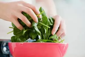 Ni hervido ni salteado: esta es la mejor forma para cocinar la espinaca y que mantenga sus propiedades
