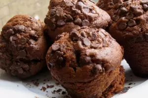 El paso a paso para hacer unos saludables muffins de chocolate sin harina y con avena