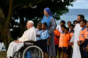 Francisco en la selva Papa Nueva Guinea se rene con siete misioneros argentinos
