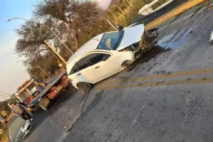 Se durmi y choc contra el puente del Ro del Valle: de milagro no resultaron lesionados