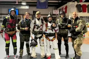 Paracaidistas argentinos saltaron desde la estratsfera y de noche