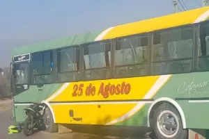 Una motociclista result lesionado tras colisionar con un colectivo  en Valle Chico