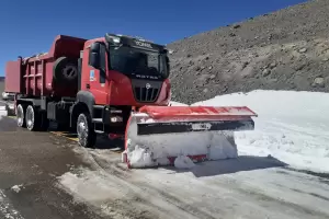 Paso de San Francisco: Vialidad Nacional realiza despeje de nieve en la calzada