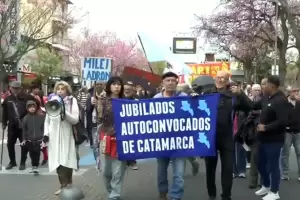 Jubilados catamarqueos se manifiestaron en Plaza 25 de Mayo