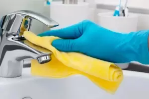 Ni vinagre ni bicarbonato: el truco viral para quitar el sarro de las canillas y las manchas amarillentas del inodoro al instante