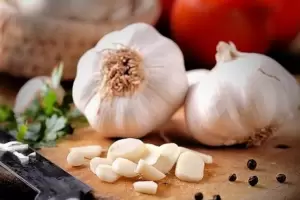 Cules son los alimentos que neutralizan el aliento a ajo?