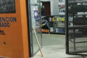 Reventaron la reja de una ferretera: la alarma hizo huir a los ladrones