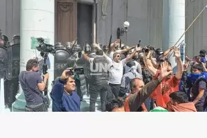 Intentaron ingresar a la Legislatura de Santa Fe tras aprobar la reforma previsional