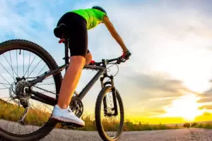 Una joven sufri un siniestro vial por culpa de un bache