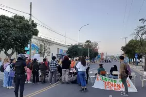 Estudiantes del ISAC reclaman y cortan la Avenida Alem