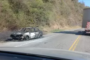 Automvil se prendi fuego en la Cuesta del Totoral