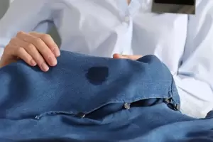 Truco para quitar las manchas de aceite de la ropa