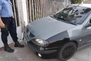 Un auto se estrell contra una vivienda al saltarse el freno de mano