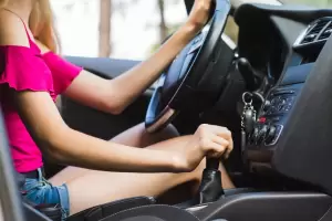 Por qu no debes dejar la mano apoyada en la palanca de cambios del auto al manejar