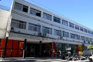 Encontraron a un recin nacido en una caja, lo llevaron al hospital y muri