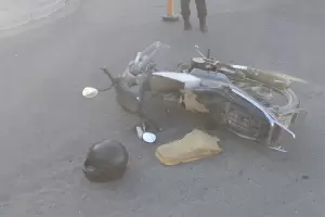 Motociclista choc� contra un taxi y result� lesionado