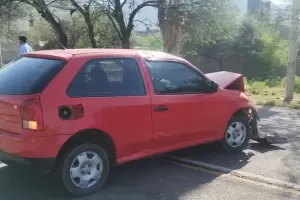 Se qued dormido al volante y choc contra un poste