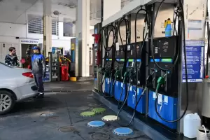 El Gobierno busca exponer a los intendentes que cobren cargos en los combustibles