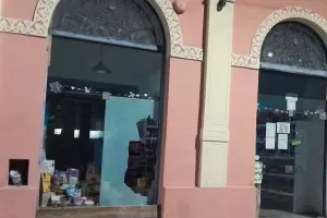 Los "revienta vidrieras" atacaron un kiosco en el centro