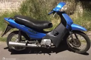 Aprehenden a una persona y recuperan una moto en el sur capitalino