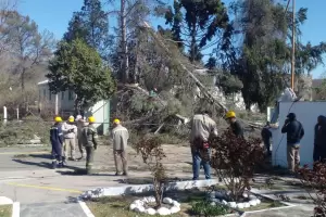 Fuerte viento azot Los Varela: postes cados y voladura del techo de una escuela