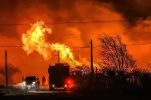 Hay 54 evacuados y trabajan ms de 200 voluntarios en el incendio de Capilla del Monte