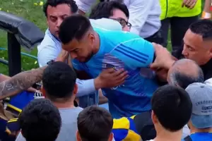Chiquito Romero se pele con un hincha de Boca tras el partido