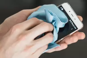 Este es el truco de limpieza ideal para tus pantallas