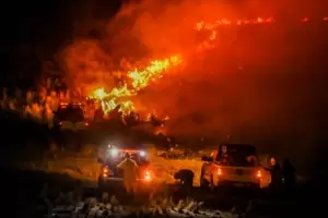 Ms casas quemadas, decenas de evacuados y una aerosilla histrica arrasada