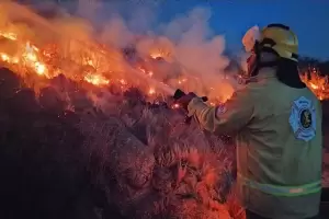 El incendio en Minas Capillitas se extiende y preocupa a los vecinos