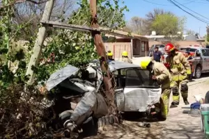 Conductor choc con un poste y una nia result gravemente herida