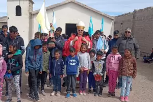 El Obispo visit a los pobladores de Aguas Calientes y Carachi