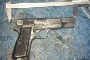 Amenaz con un arma de fuego a su expareja y a una menor