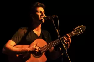 Lado B: Angera adelanta en el Laureano Brizuela sus nuevas canciones