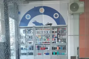 Le robaron en una playa de estacionamiento y revent el blindex del local