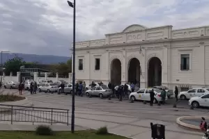 Todos contra Uber: taxistas y remiseros se manifiestaron frente al Palacio Municipal