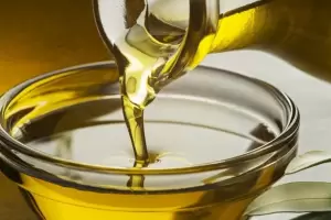 El truco infalible para realizar una limpieza profunda en el hogar con aceite de oliva