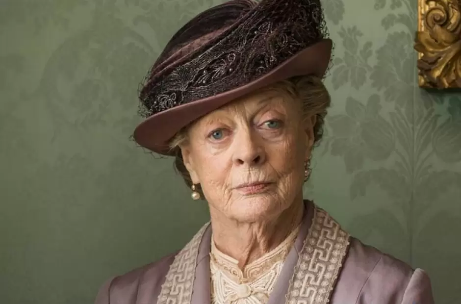 Maggie Smith como Violet