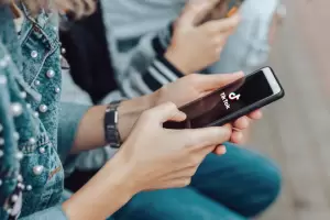 Segn un estudio, los adolescentes estadounidenses estn pendientes de sus celulares ms de 4 horas por da