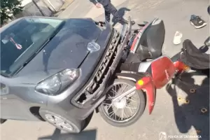Motociclistas colisionaron con un auto en Capital